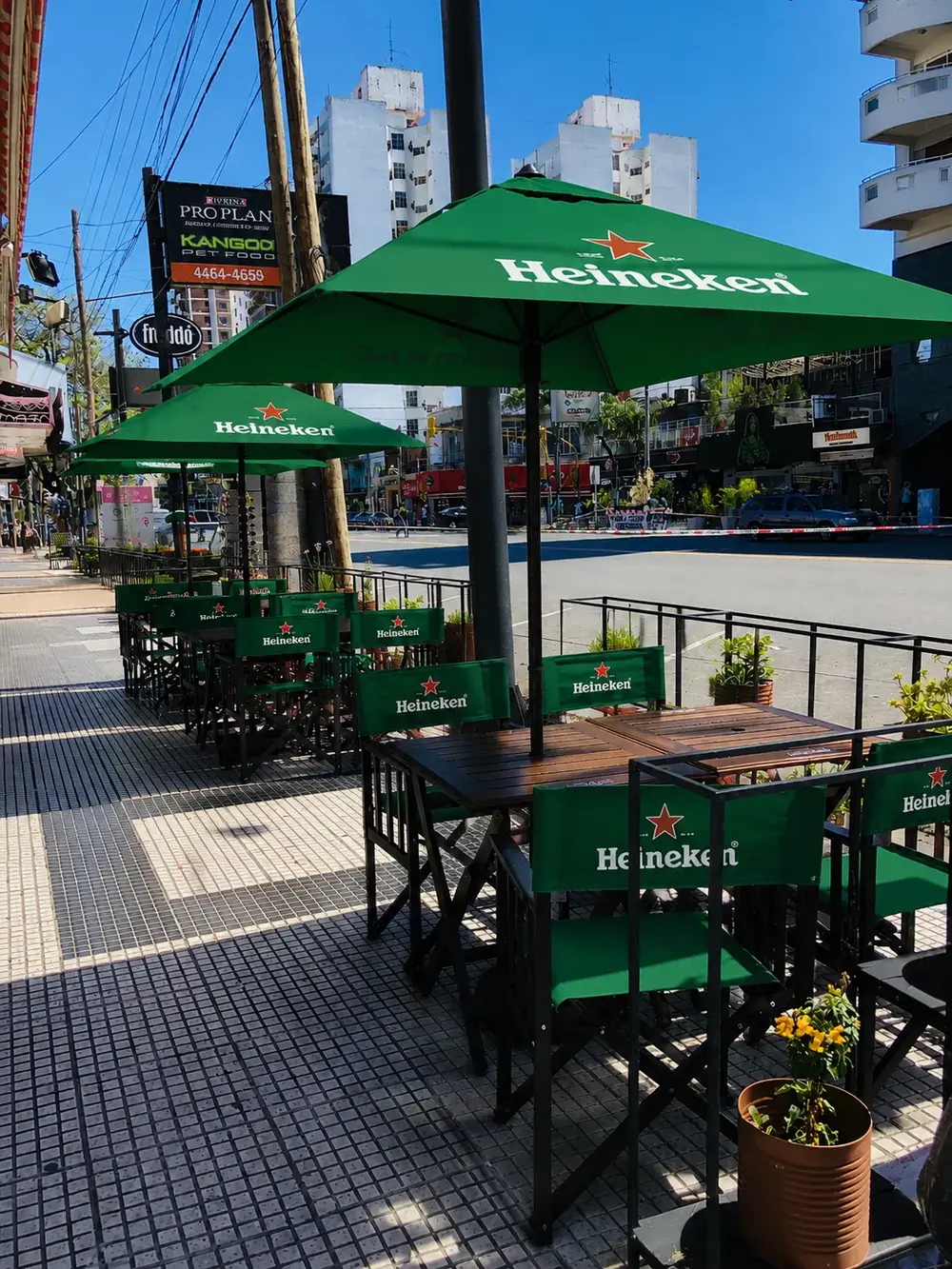 Sombrilla comercial personalizada con logo para terraza de restaurante