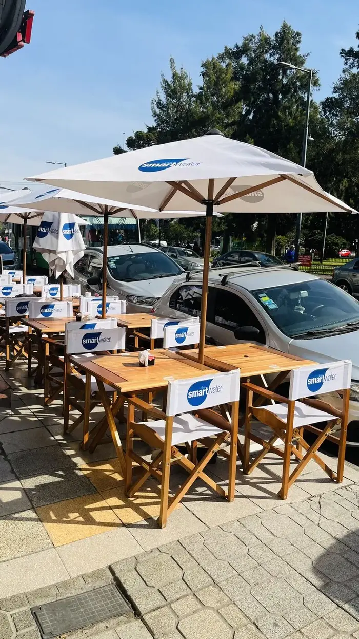 Combo Smartwater: mesas + sillones + sombrillas