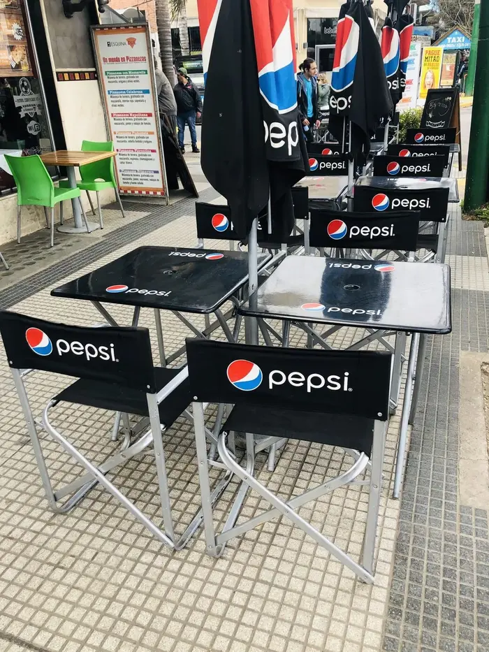 Combo Pepsi: mesas + sillones + sombrillas